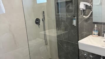 Deluxe Room | Bathroom | Shower, free toiletries, hair dryer, slippers