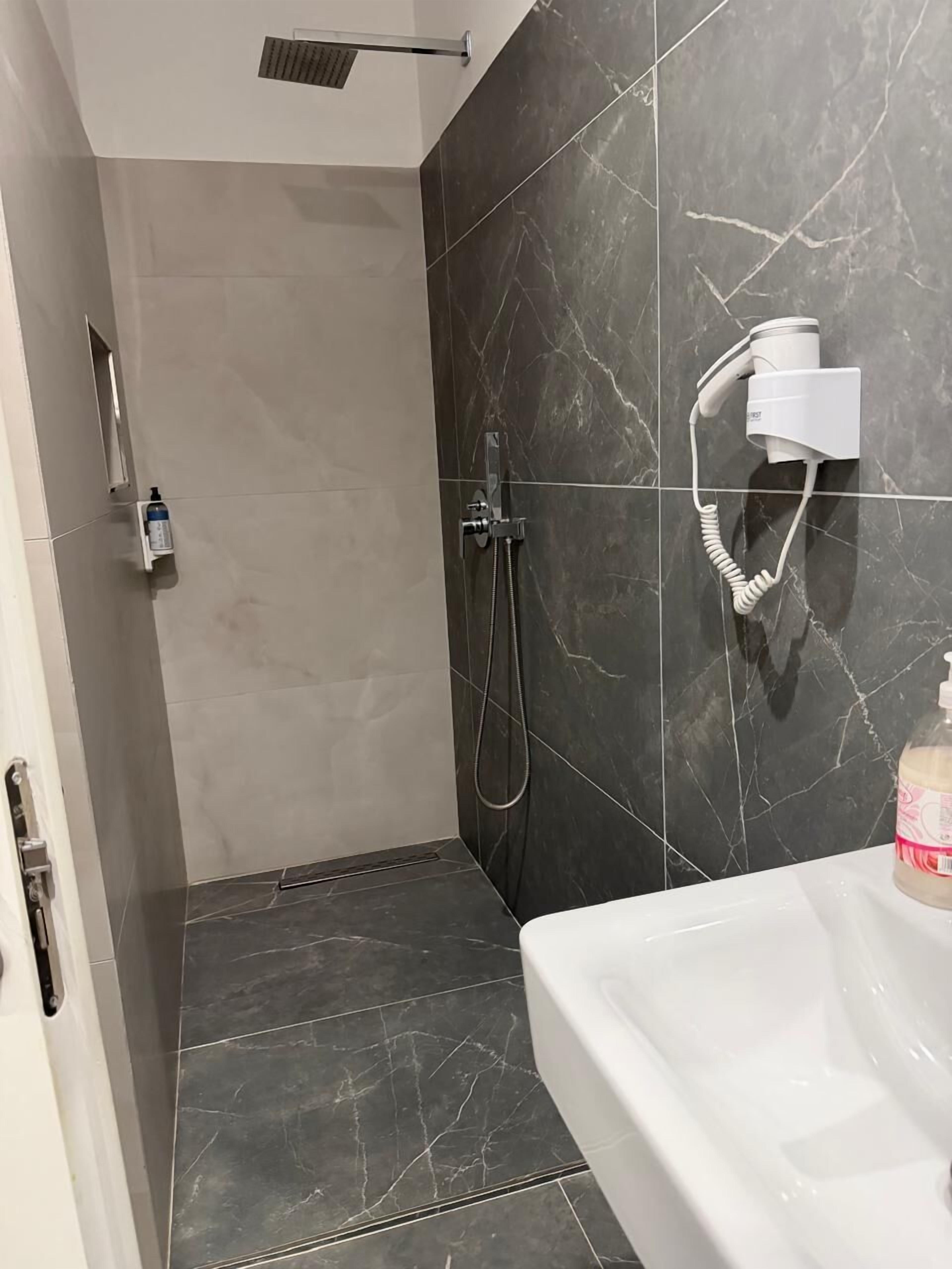 Ducha, artículos de tocador gratuitos, secador de pelo, pantuflas