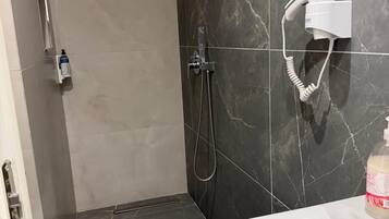 Ducha, artículos de tocador gratuitos, secador de pelo, pantuflas