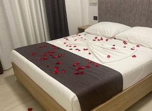 Deluxe Room | Soundproofing, free WiFi, bed sheets - Hotel Kapri (Golem)