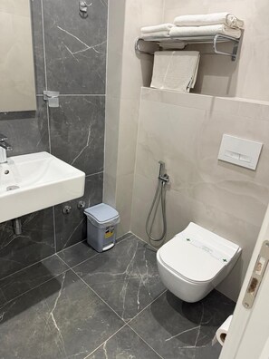 Deluxe Room | Bathroom | Shower, free toiletries, hair dryer, slippers - Hotel Kapri (Golem)