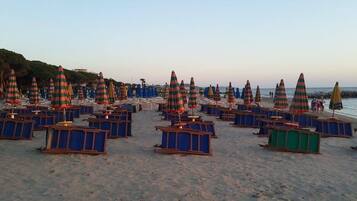 บนชายหาด, ทรายสีขาว