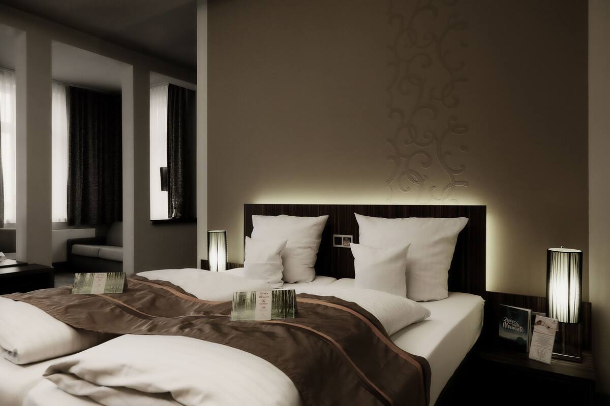 Phòng Suite Junior | Bộ đồ giường cao cấp, chăn bông, két bảo mật tại phòng, bàn 