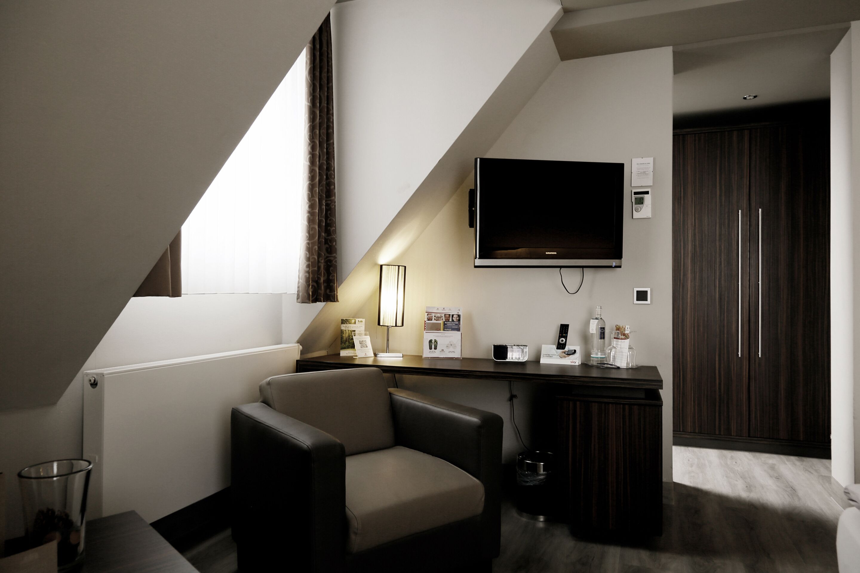 classic double room | living area | 32-inch flat-screen tv with cable channels, tv