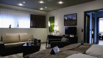 Apartment | Premium bedding, down comforters, in-room safe, desk