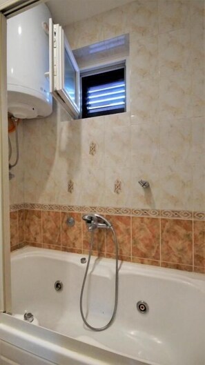 Deluxe-Apartment, 1 Schlafzimmer, Terrasse | Schreibtisch, schallisolierte Zimmer, Bügeleisen/Bügelbrett