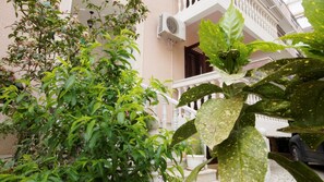 Apartment, 1 Schlafzimmer, Terrasse | Schreibtisch, schallisolierte Zimmer, Bügeleisen/Bügelbrett