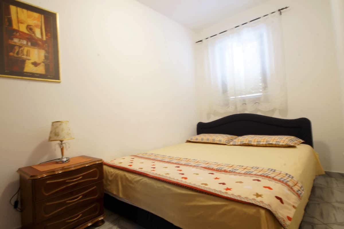 Apartment, 2 Schlafzimmer, Terrasse | Schreibtisch, schallisolierte Zimmer, Bügeleisen/Bügelbrett