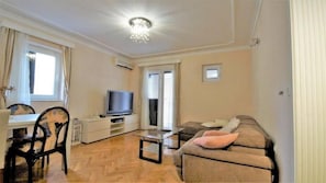 Deluxe-Apartment, 1 Schlafzimmer, Terrasse | Schreibtisch, schallisolierte Zimmer, Bügeleisen/Bügelbrett