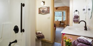 ห้องพัก (Maine Cabin) | ห้องน้ำ | ของใช้ในห้องน้ำฟรี, ไดร์เป่าผม, ผ้าเช็ดตัว, สบู่