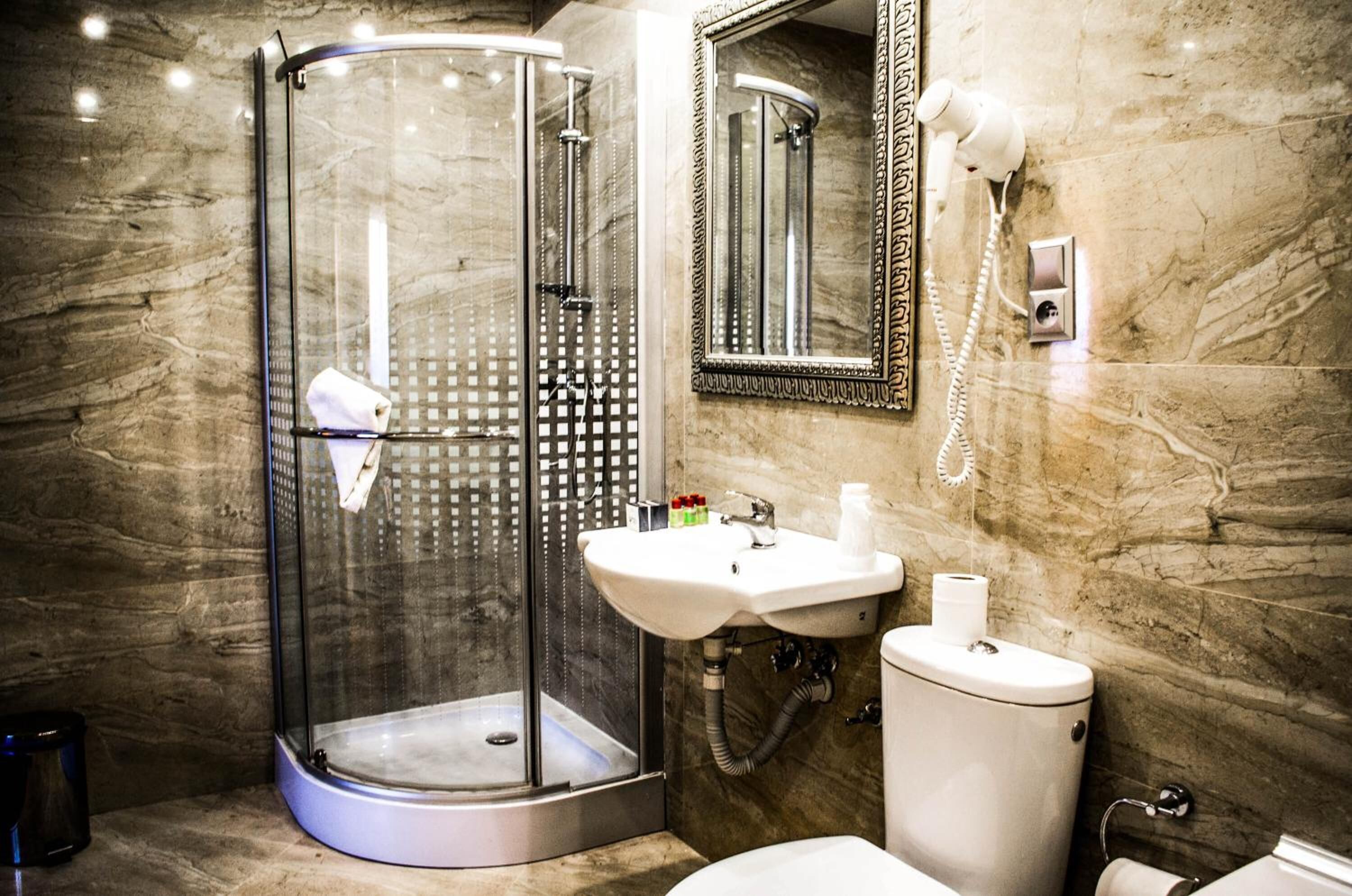 Jetted bath, free toiletries, towels