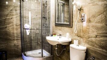 Jetted bath, free toiletries, towels