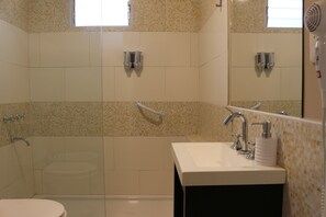 Een douche, gratis toiletartikelen, een haardroger, een bidet