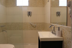 Ducha, artículos de tocador gratuitos, secador de pelo, bidet