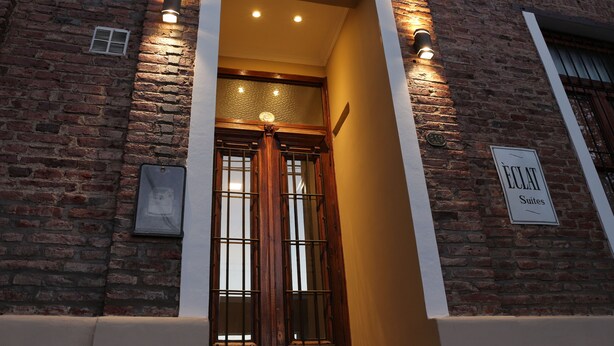 A brick building with a sign reading "ECLAT Suites." - Eclat Suites (Villa Mercedes)