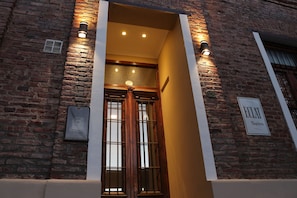 A brick building with a sign reading "ECLAT Suites." - Eclat Suites (Villa Mercedes)