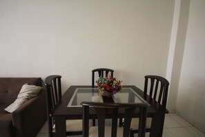 Standard Apartment, 1 Bedroom | In-room dining