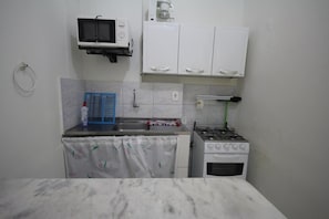 Standard Apartment, 1 Bedroom | Private kitchen | Fridge, microwave, coffee/tea maker - GoHouse Copacabana 301 (Rio de Janeiro)