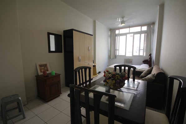 Standard Apartment, 1 Bedroom | In-room dining