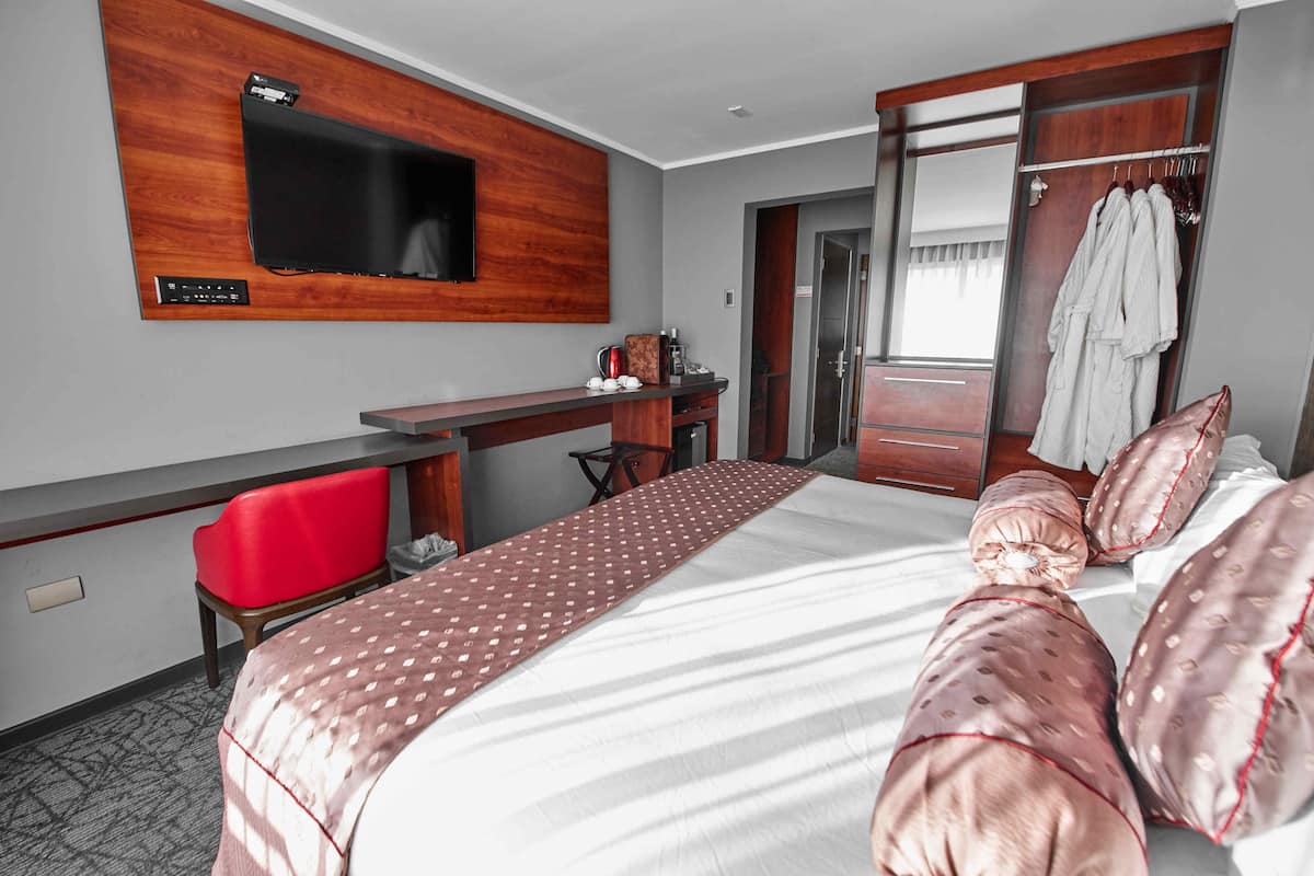 1 bedroom, in-room safe, desk, iron/ironing board