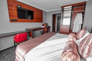 1 habitación, caja de seguridad en la habitación y escritorio 