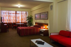 迷你吧、免费 WiFi、床单