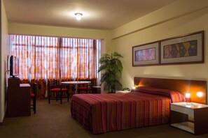 迷你吧、免费 WiFi、床单