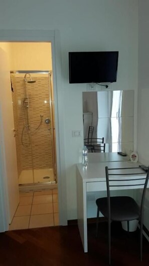 Standard Double Room, Private Bathroom, Garden View | Bathroom | Shower, towels - Garden of Rome Guesthouse (Rome)