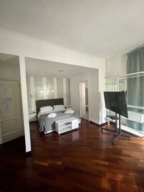 Chambre Triple Deluxe, salle de bains attenante, vue jardin