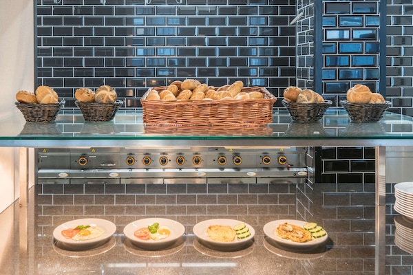 Breakfast and dinner served