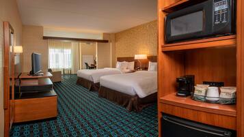 Camas com colchões pillow-top, individualmente mobiliados, escrivaninha