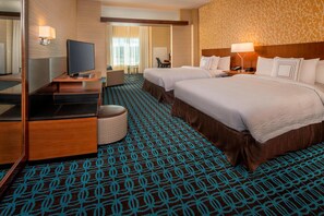Nệm có lớp đệm bông, trang bị nội thất với thiết kế riêng biệt, bàn 