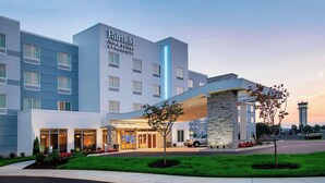 A Fairfield Inn & Suites by Marriott hotel with a modern design, featuring a prominent entrance and a landscaped front yard. - Fairfield Inn & Suites by Marriott Harrisburg International Airport (Middletown)