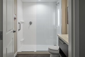 Bañera con ducha, secador de pelo, toallas
