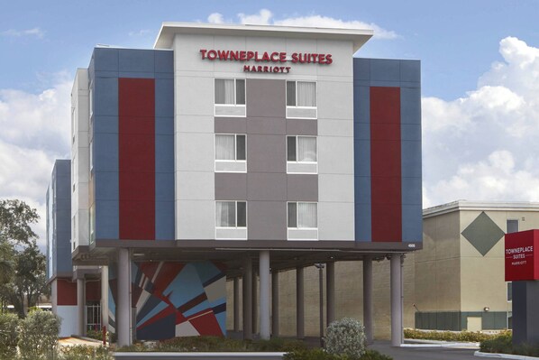 Un hotel moderno con un letrero destacado que dice 'Towneplace Suites Marriott'.