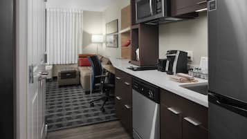 Full-sized fridge, microwave, oven, stovetop