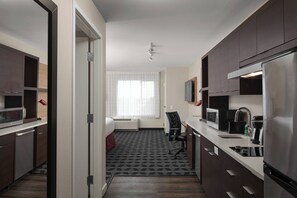 Full-sized fridge, microwave, oven, stovetop - TownePlace Suites by Marriott Tampa South (Tampa)