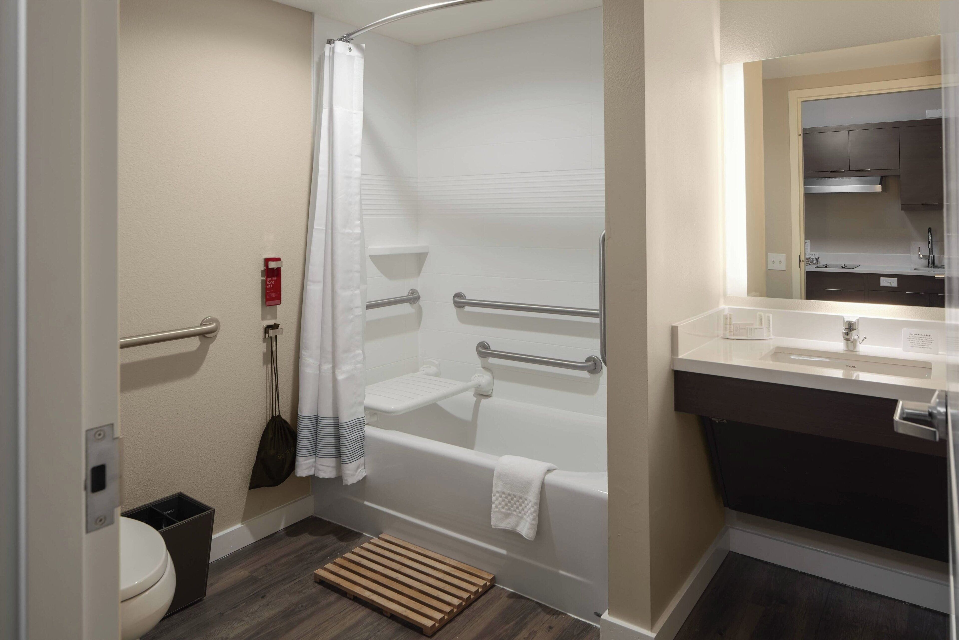 combined shower/bathtub, hair dryer, towels