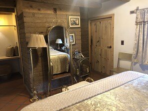 Habitación tradicional, 1 cama de matrimonio grande, accesible para personas con discapacidad | Wifi gratis y ropa de cama