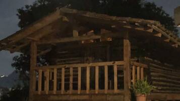 Vista frontal de la propiedad por la tarde o noche