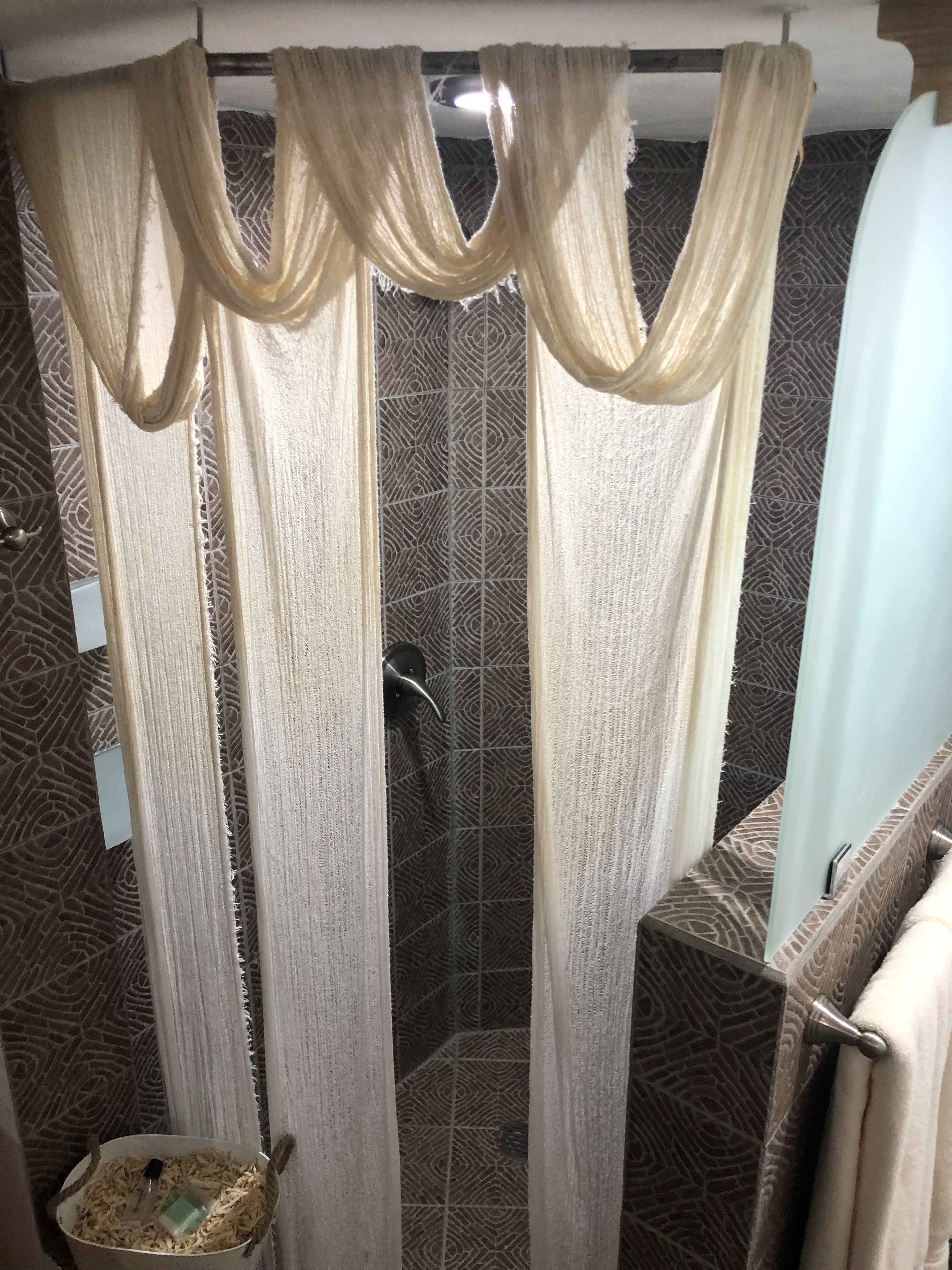 Habitación tradicional, 1 cama King size, con acceso para personas discapacitadas, planta baja | Baño | Regadera y toallas 