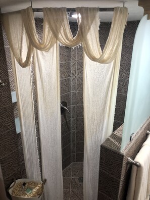 Traditional-Zimmer, 1 King-Bett, barrierefrei, Erdgeschoss | Badezimmer | Dusche, Handtücher
