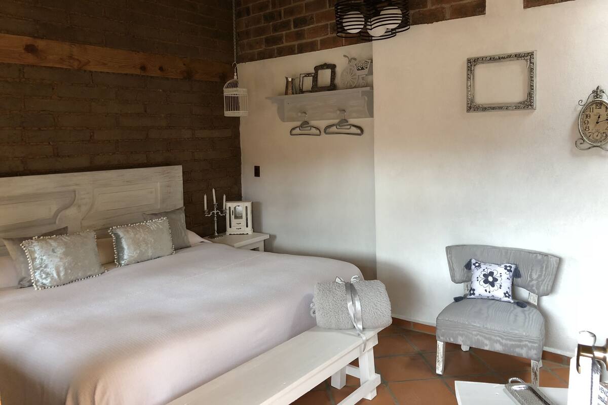 Design Room, 1 King Bed | WiFi (free), bed sheets