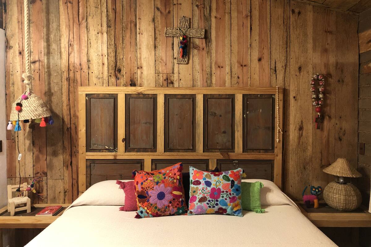 Design Room, 1 King Bed, Bathtub | WiFi (free), bed sheets