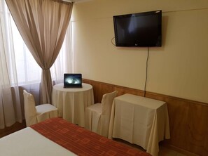 In-room safe, desk, free cots/infant beds, free WiFi - Hotel Intillanka (Iquique)