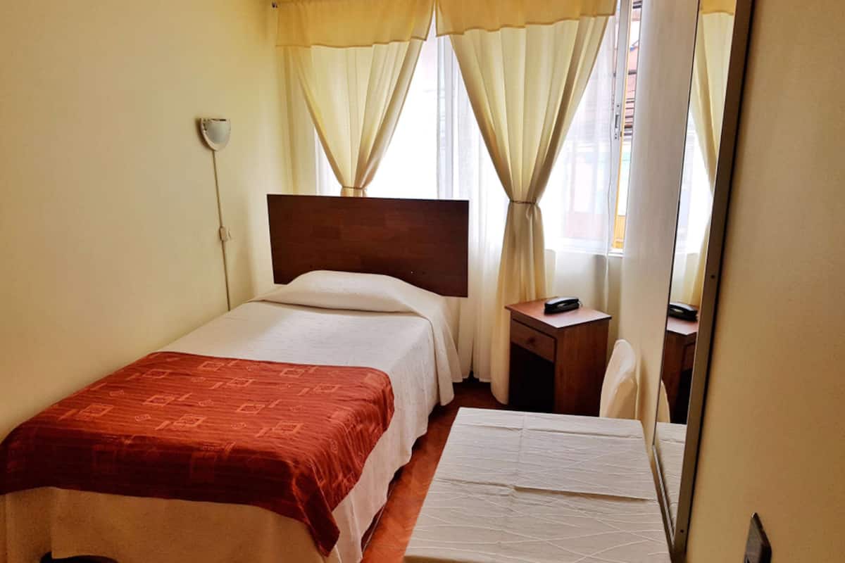 Single Room, 1 Twin Bed | In-room safe, desk, cribs (free), WiFi (free)