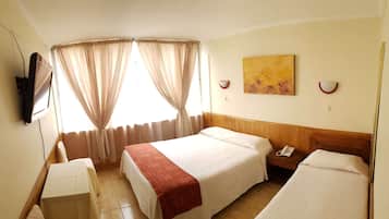 غرفة ثلاثية - عدة أسرّة | خزنة داخل الغرفة ومكتب وأسرّة أطفال/رضّع (مجانًا) وواي فاي مجانًا