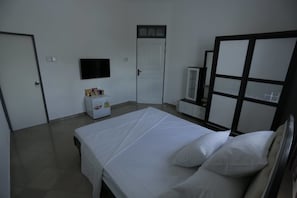 Quarto casal conforto | Roupas de cama premium, frigobar, cofres nos quartos, escrivaninha