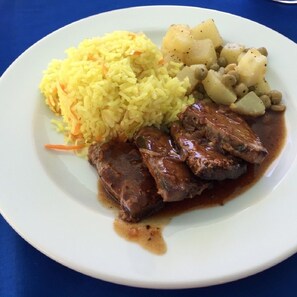 Café da manhã, almoço e jantar; local e internacional