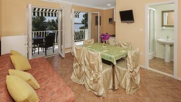 Departamento, vista al mar (4 Adults) | Área de sala de estar | Televisión LCD